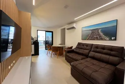 Uma televisão e/ou sistema de entretenimento em Apartamento aconchegante á 90m da praia de Mariscal