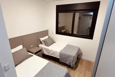 Uma cama ou camas num quarto em Apartamento aconchegante á 90m da praia de Mariscal