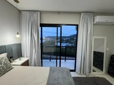 Uma cama ou camas num quarto em Jollie Loft em Calheiros Governador Celso Ramos