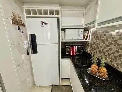 A cozinha ou kitchenette de Lindo apartamento a 50 Metros da praia de Balneário Camboriú, com vista mar