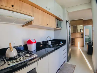 A cozinha ou kitchenette de Cobertura em Mariscal para Temporada com Churrasqueira e 2 Suítes a 90m da Praia