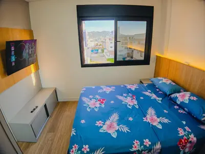Uma cama ou camas num quarto em Cobertura em Mariscal para Temporada com Churrasqueira e 2 Suítes a 90m da Praia