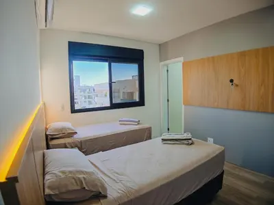 Uma cama ou camas num quarto em Cobertura em Mariscal para Temporada com Churrasqueira e 2 Suítes a 90m da Praia