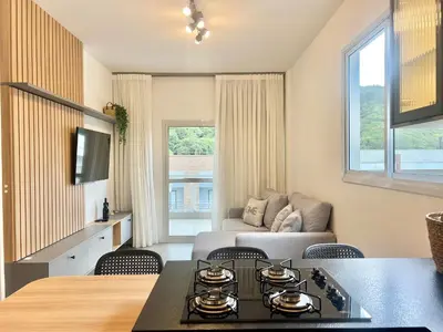 Uma televisão e/ou sistema de entretenimento em Lindo! Apartamento na Praia de Palmas - DE03J