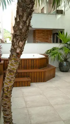 Um jardim no exterior de Apartamento TOP Garden com SPA a 550 m da Praia