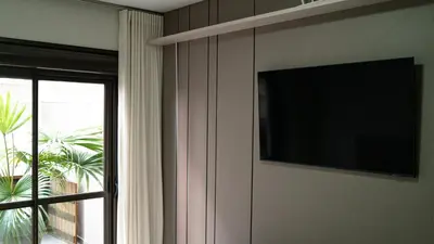 Uma televisão e/ou sistema de entretenimento em Apartamento TOP Garden com SPA a 550 m da Praia