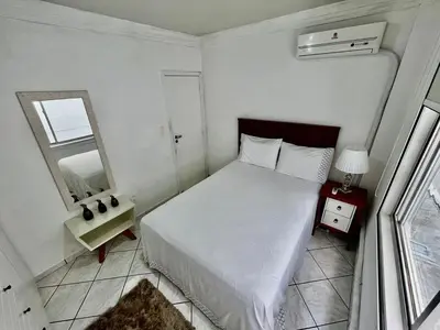 Uma cama ou camas num quarto em Apartamento confortável a 100 metros da praia de Balneário