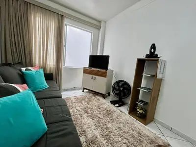 Uma televisão e/ou sistema de entretenimento em Apartamento confortável a 100 metros da praia de Balneário