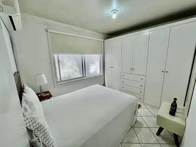 Uma cama ou camas num quarto em Apartamento confortável a 100 metros da praia de Balneário