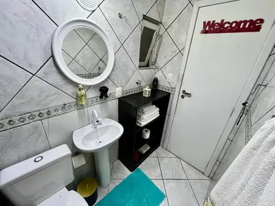 Uma casa de banho em Apartamento confortável a 100 metros da praia de Balneário