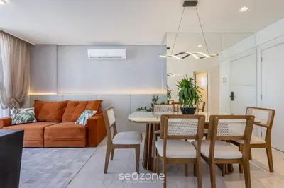 Uma área de estar em Apto c/ varanda gourmet a 700m da Praia BON1101