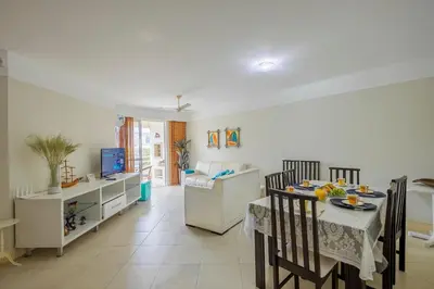 Uma televisão e/ou sistema de entretenimento em Apartamento a poucos passos da Praia de Bombas