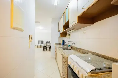 A cozinha ou kitchenette de Apartamento a poucos passos da Praia de Bombas