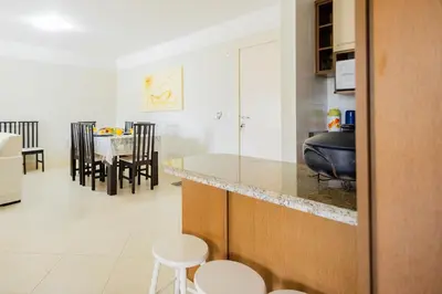 A cozinha ou kitchenette de Apartamento a poucos passos da Praia de Bombas