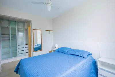 Uma cama ou camas num quarto em Apartamento a poucos passos da Praia de Bombas