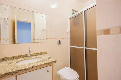 Uma casa de banho em Apartamento a poucos passos da Praia de Bombas