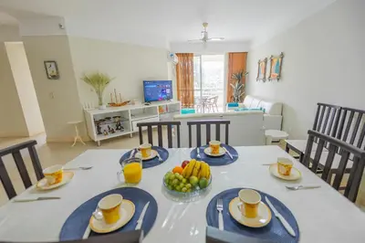 Uma televisão e/ou sistema de entretenimento em Apartamento a poucos passos da Praia de Bombas