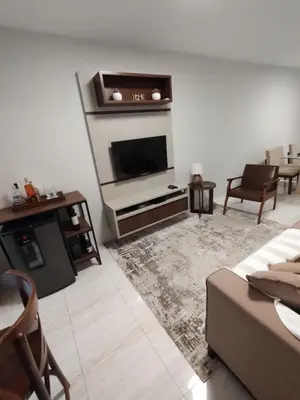 Uma televisão e/ou sistema de entretenimento em Aconchegante apartamento próximo ao mar!