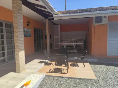 Um pátio ou outra área exterior em Casa Completa litoral SC com 4 qtos com ar condicionado e Aceita Pets