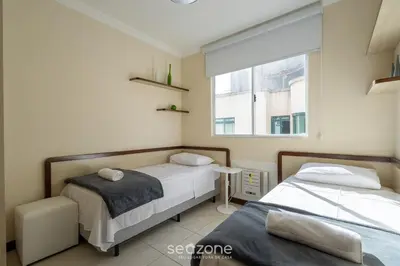 Uma cama ou camas num quarto em Apto c/ varanda gourmet à beira-mar RKR0502