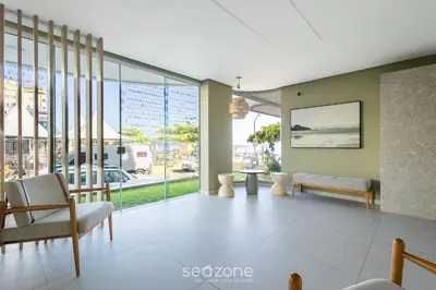 Uma área de estar em Apto c/ varanda gourmet à beira-mar RKR0502