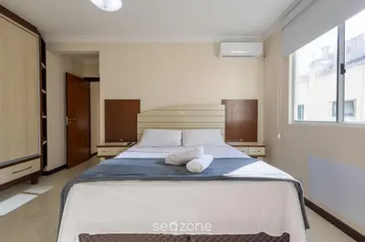 Uma cama ou camas num quarto em Apto c/ varanda gourmet à beira-mar RKR0502
