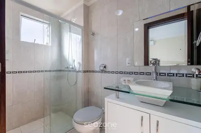 Uma casa de banho em Apto c/ varanda gourmet à beira-mar RKR0502