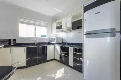 A cozinha ou kitchenette de Apto c/ varanda gourmet à beira-mar RKR0502