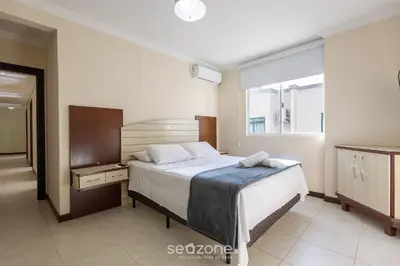 Uma cama ou camas num quarto em Apto c/ varanda gourmet à beira-mar RKR0502