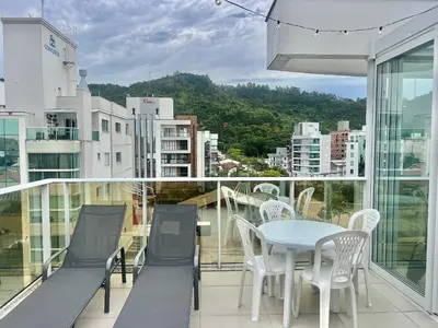 Uma vista geral da montanha ou uma vista da montanha a partir do apartamento