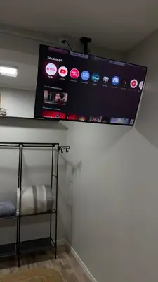 Uma televisão e/ou sistema de entretenimento em Confortável Studio BC