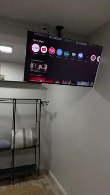 Uma televisão e/ou sistema de entretenimento em Confortável Studio BC