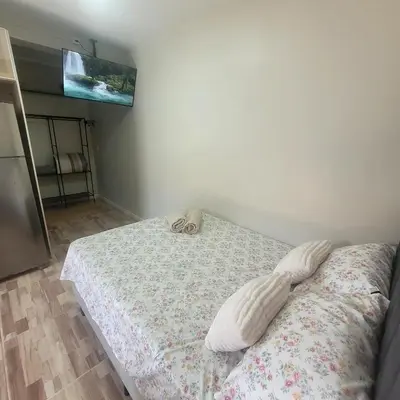 Uma cama ou camas num quarto em Confortável Studio BC