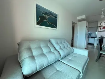Uma área de estar em Apartamento com 2 quartos no centro de Bombinhas