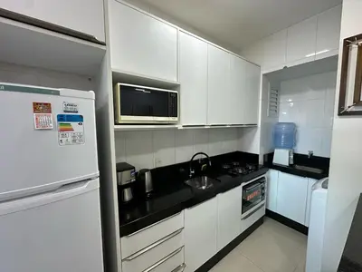 A cozinha ou kitchenette de Apartamento com 2 quartos no centro de Bombinhas