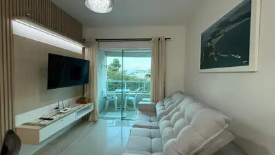 Uma televisão e/ou sistema de entretenimento em Apartamento com 2 quartos no centro de Bombinhas