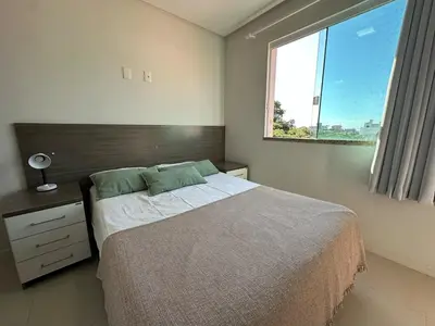Uma cama ou camas num quarto em Apartamento com 2 quartos no centro de Bombinhas