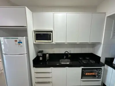 A cozinha ou kitchenette de Apartamento com 2 quartos no centro de Bombinhas
