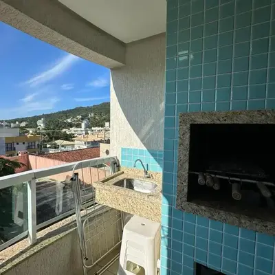 Apartamento com 2 quartos no centro de Bombinhas