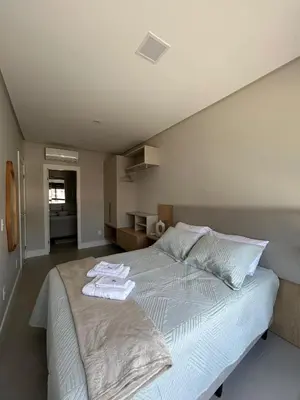 Uma cama ou camas num quarto em Apartamento Praia de Palmas Governador Celso Ramos SC - 300mts do mar