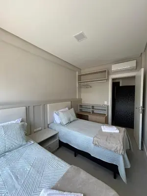 Uma cama ou camas num quarto em Apartamento Praia de Palmas Governador Celso Ramos SC - 300mts do mar
