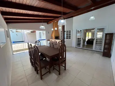 Uma área de estar em Casa Carnaúba - com piscina a 150m da praia Mariscal