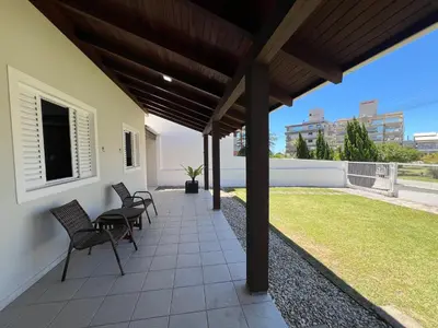 Uma varanda ou terraço em Casa Carnaúba - com piscina a 150m da praia Mariscal