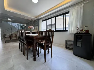 A planta de Casa das Seringueiras a 6 minutos da Praia de Palmas, com 4 quartos
