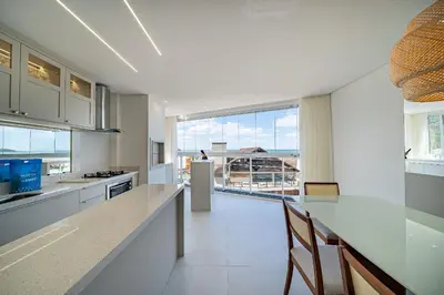 A planta de Farol de Bombas 101 - Apartamento Premium na Avenida Principal 3 Suítes e Vista Mar - Praia de Bombas