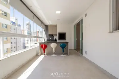 Uma televisão e/ou sistema de entretenimento em Apto c/ varanda gourmet a 450m da praia REB0802