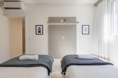 Uma cama ou camas num quarto em Apto c/ varanda gourmet a 450m da praia REB0802