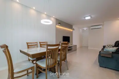 Uma televisão e/ou sistema de entretenimento em Apto c/ varanda gourmet a 450m da praia REB0802