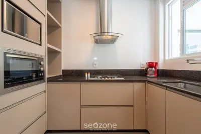 A cozinha ou kitchenette de Apto c/ varanda gourmet a 450m da praia REB0802