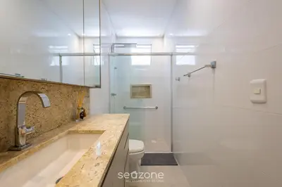Uma casa de banho em Apto c/ varanda gourmet a 450m da praia REB0802